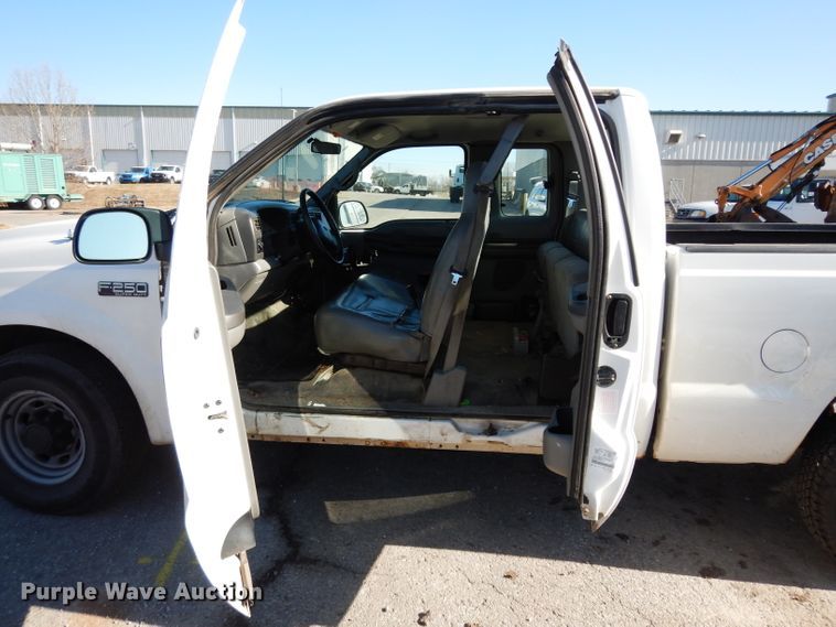 image for item DE4214 2002 Ford F250 Super Duty XL SuperCab pickup truck