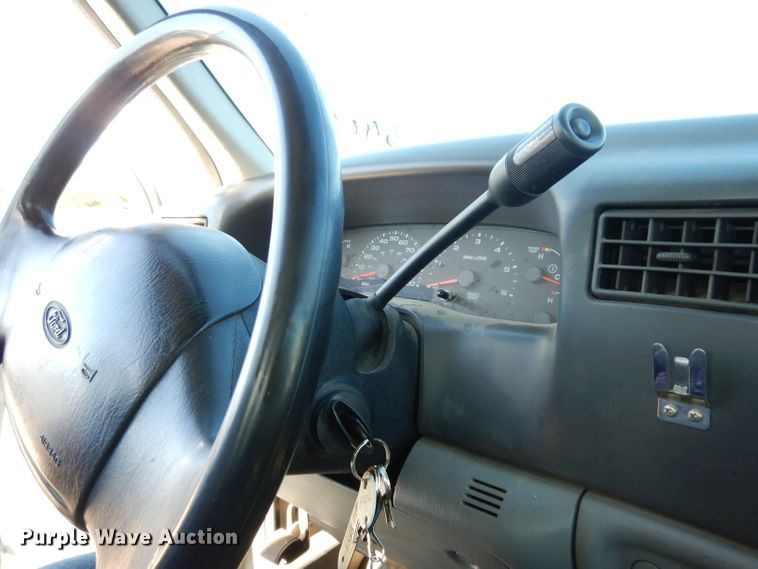 image for item DE4214 2002 Ford F250 Super Duty XL SuperCab pickup truck