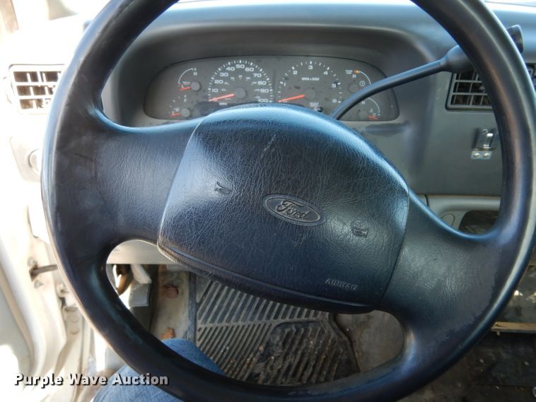 image for item DE4214 2002 Ford F250 Super Duty XL SuperCab pickup truck