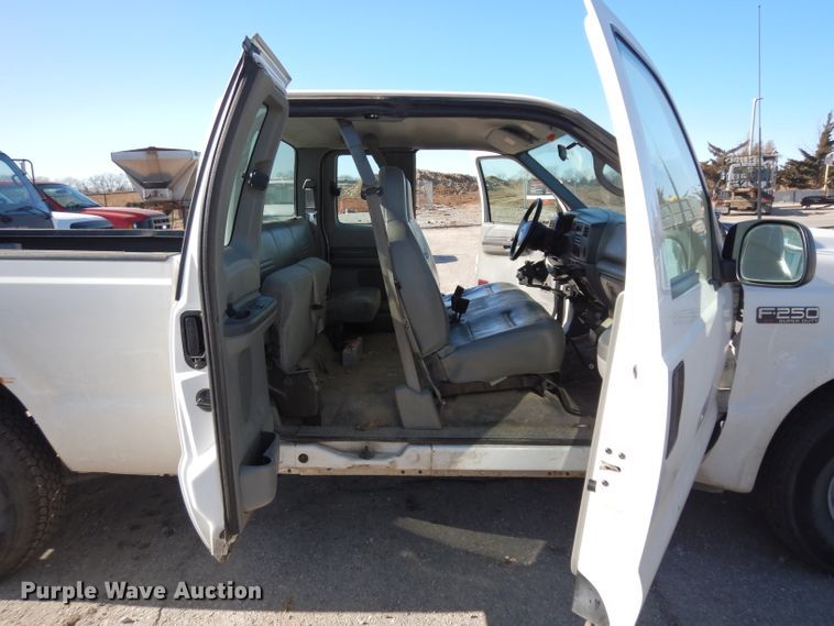 image for item DE4214 2002 Ford F250 Super Duty XL SuperCab pickup truck