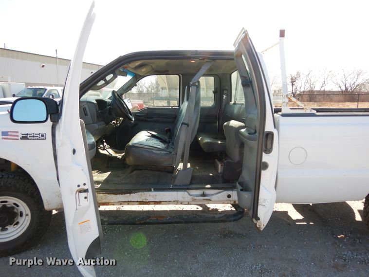 image for item DE4221 2003 Ford F250 Super Duty XL SuperCab pickup truck