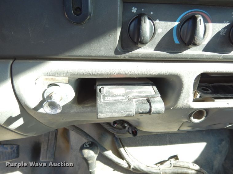 image for item DE4221 2003 Ford F250 Super Duty XL SuperCab pickup truck