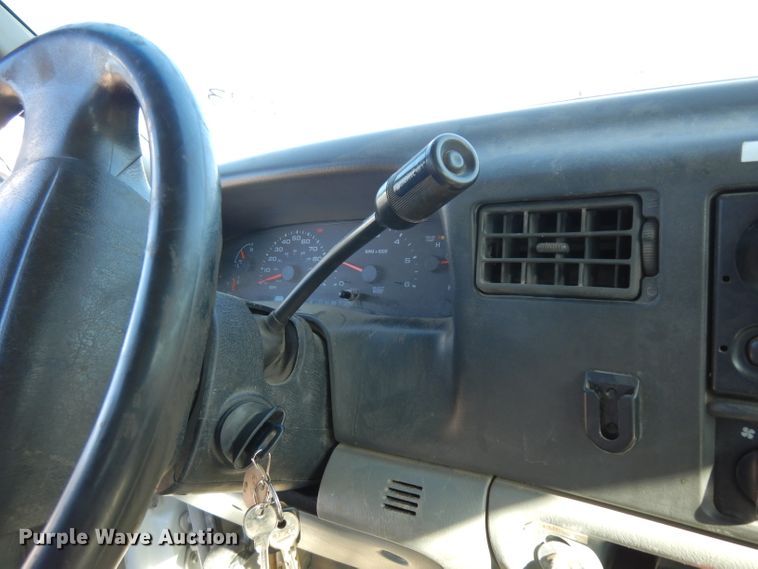 image for item DE4221 2003 Ford F250 Super Duty XL SuperCab pickup truck