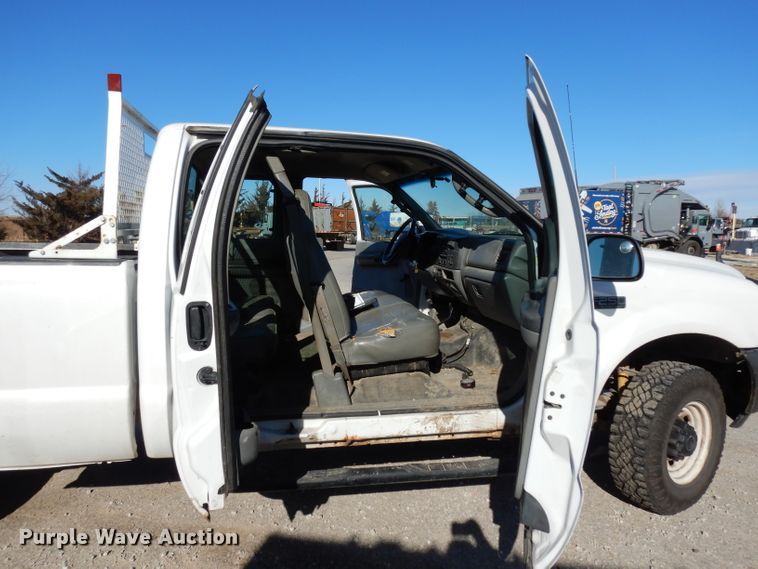 image for item DE4221 2003 Ford F250 Super Duty XL SuperCab pickup truck