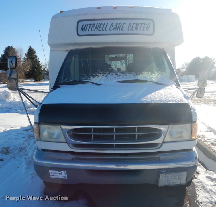 image for item DG5889 1999 Ford Econoline E450 shuttle bus