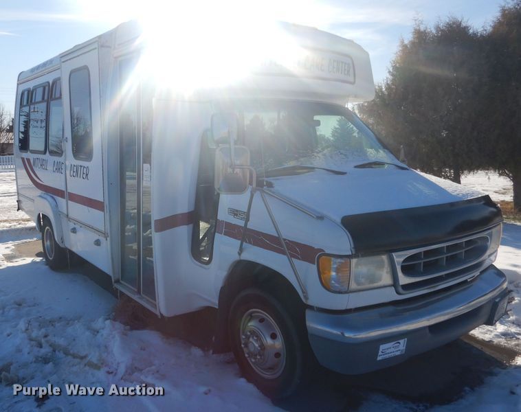 image for item DG5889 1999 Ford Econoline E450 shuttle bus