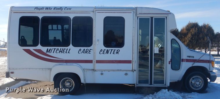 image for item DG5889 1999 Ford Econoline E450 shuttle bus