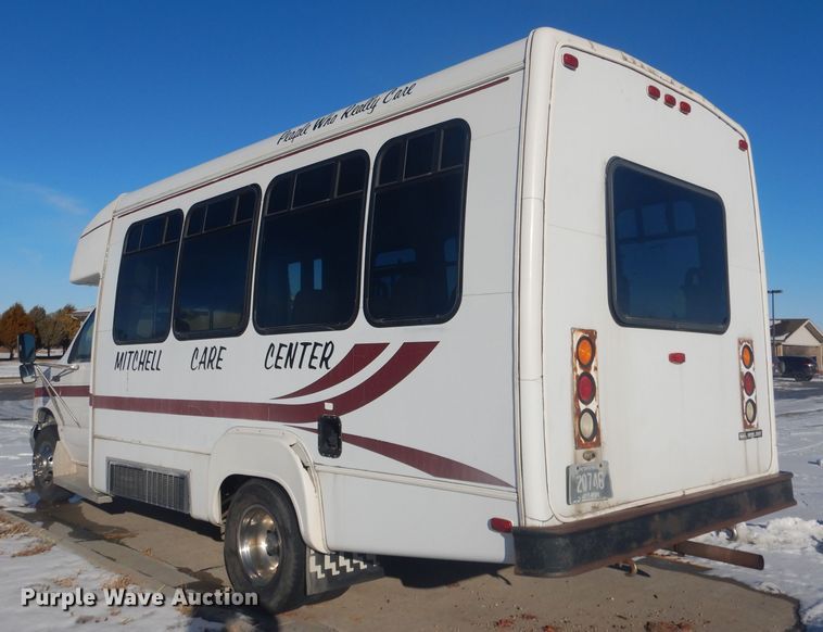 image for item DG5889 1999 Ford Econoline E450 shuttle bus