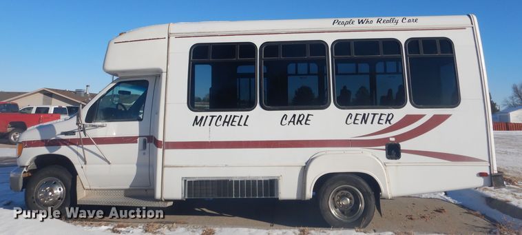 image for item DG5889 1999 Ford Econoline E450 shuttle bus