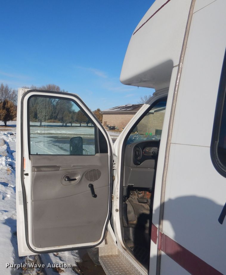 image for item DG5889 1999 Ford Econoline E450 shuttle bus