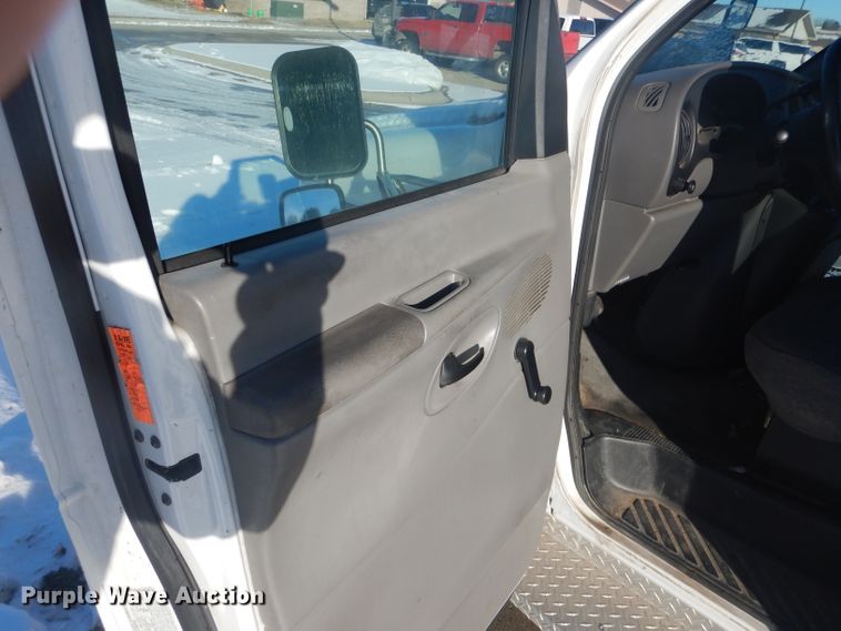 image for item DG5889 1999 Ford Econoline E450 shuttle bus