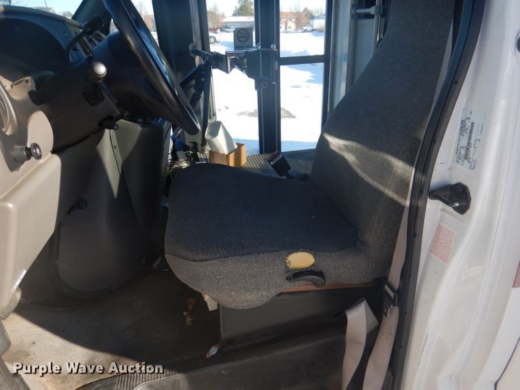 image for item DG5889 1999 Ford Econoline E450 shuttle bus