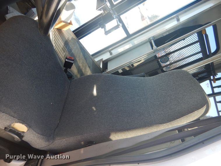 image for item DG5889 1999 Ford Econoline E450 shuttle bus