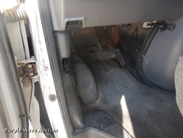 image for item DG5889 1999 Ford Econoline E450 shuttle bus