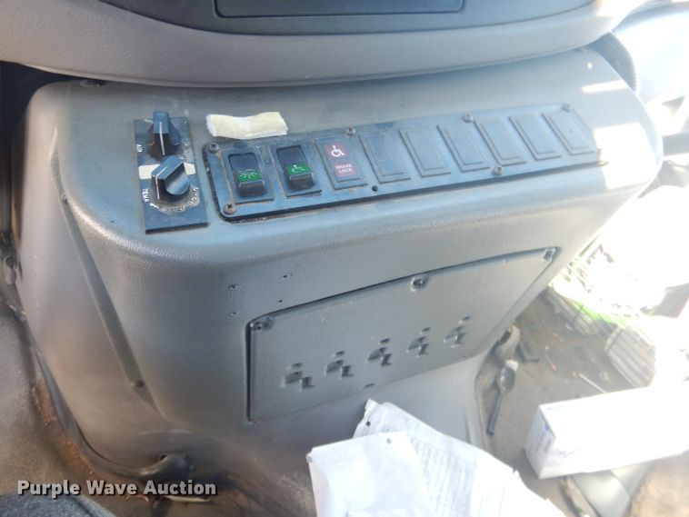 image for item DG5889 1999 Ford Econoline E450 shuttle bus