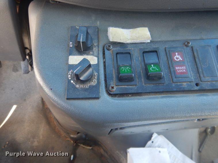 image for item DG5889 1999 Ford Econoline E450 shuttle bus