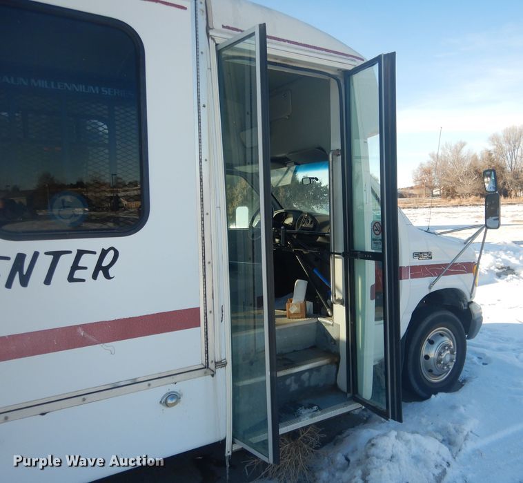 image for item DG5889 1999 Ford Econoline E450 shuttle bus