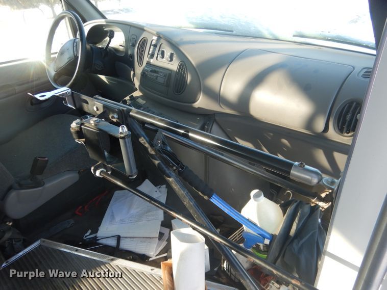 image for item DG5889 1999 Ford Econoline E450 shuttle bus