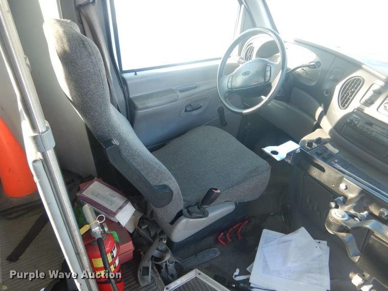 image for item DG5889 1999 Ford Econoline E450 shuttle bus