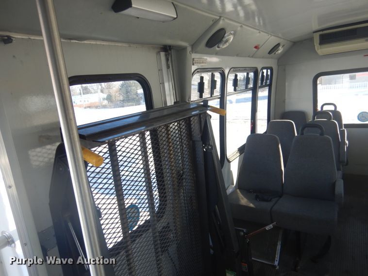 image for item DG5889 1999 Ford Econoline E450 shuttle bus