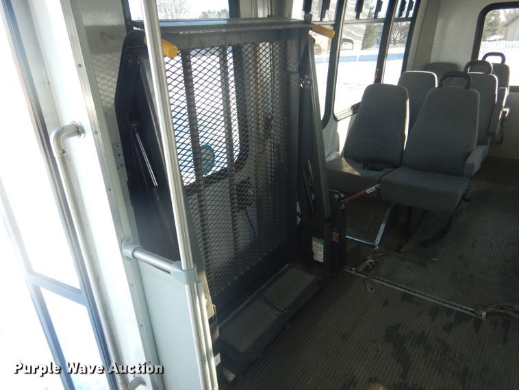 image for item DG5889 1999 Ford Econoline E450 shuttle bus