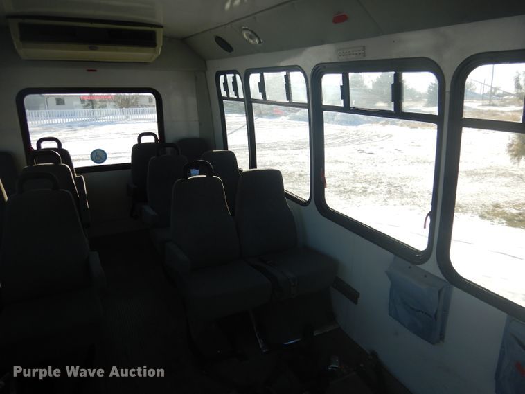 image for item DG5889 1999 Ford Econoline E450 shuttle bus