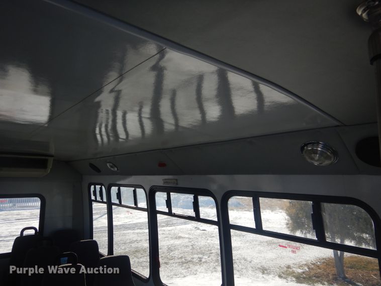 image for item DG5889 1999 Ford Econoline E450 shuttle bus