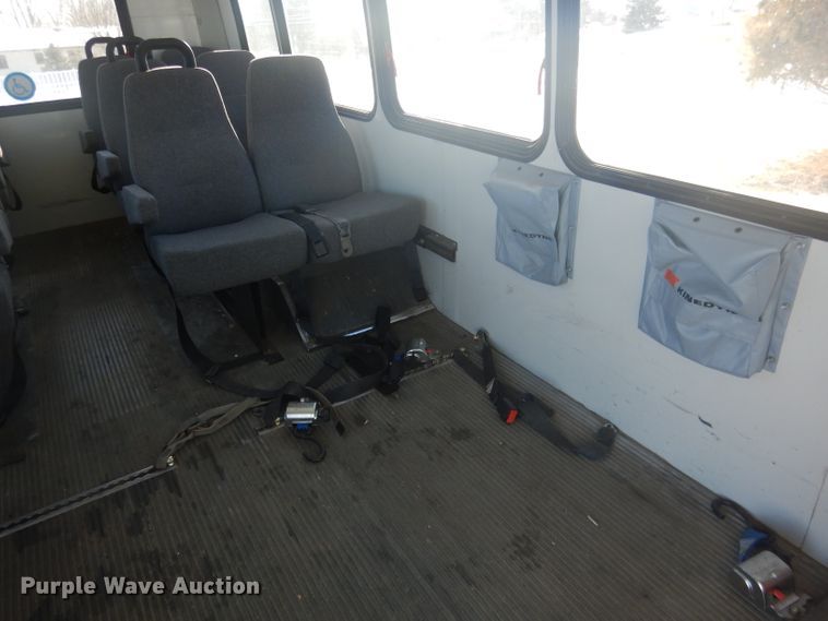 image for item DG5889 1999 Ford Econoline E450 shuttle bus