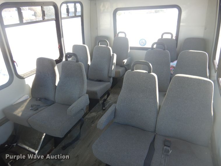 image for item DG5889 1999 Ford Econoline E450 shuttle bus