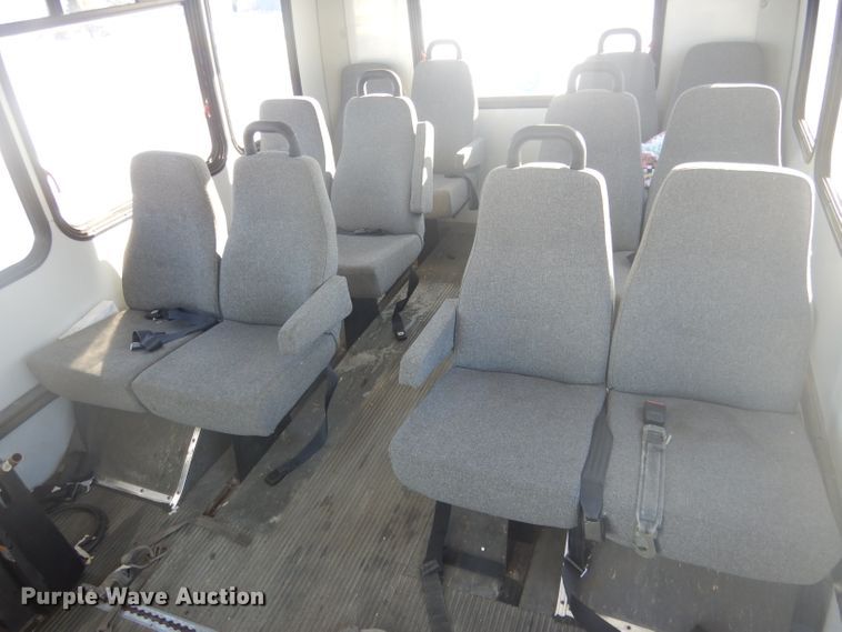 image for item DG5889 1999 Ford Econoline E450 shuttle bus
