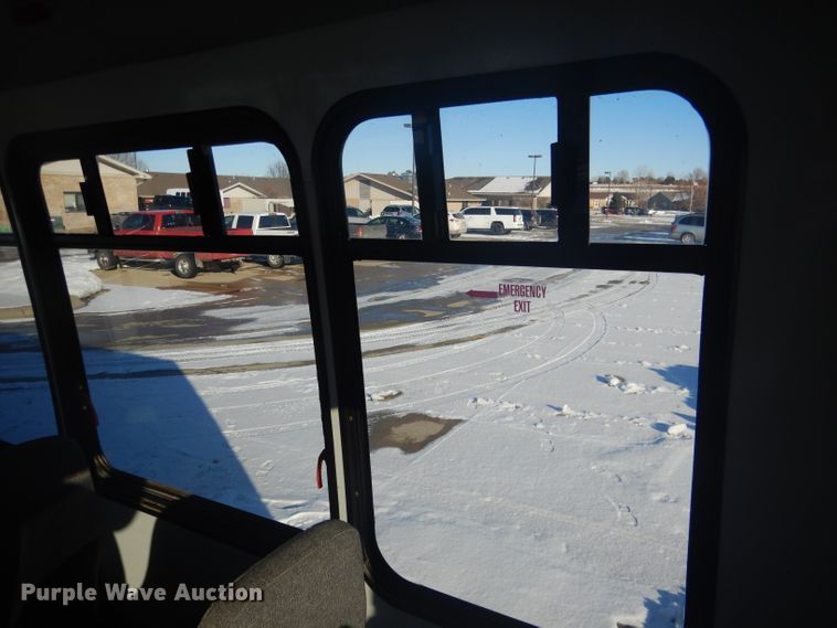 image for item DG5889 1999 Ford Econoline E450 shuttle bus