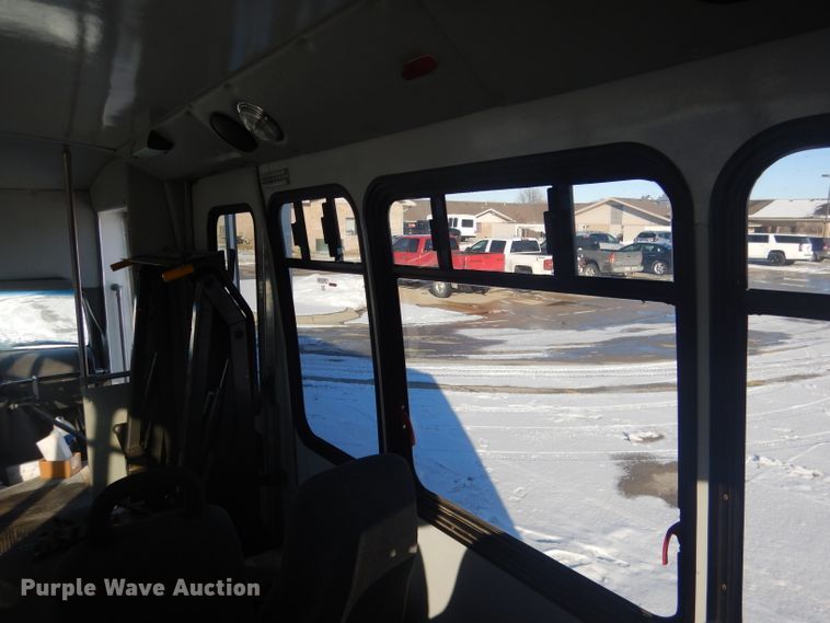 image for item DG5889 1999 Ford Econoline E450 shuttle bus