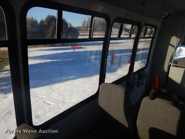 image for item DG5889 1999 Ford Econoline E450 shuttle bus