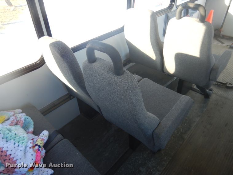 image for item DG5889 1999 Ford Econoline E450 shuttle bus