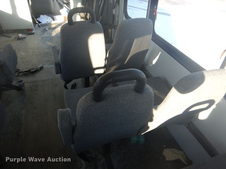 image for item DG5889 1999 Ford Econoline E450 shuttle bus
