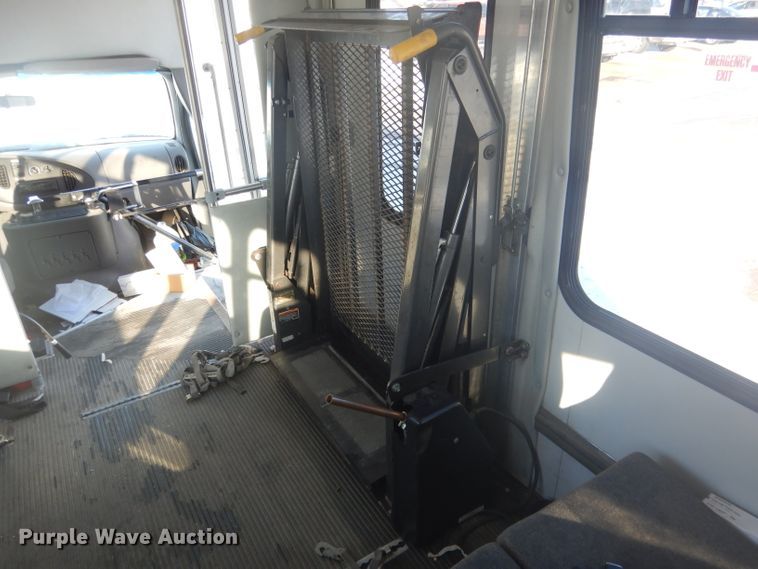 image for item DG5889 1999 Ford Econoline E450 shuttle bus