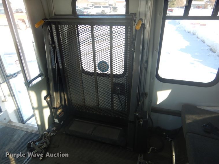 image for item DG5889 1999 Ford Econoline E450 shuttle bus