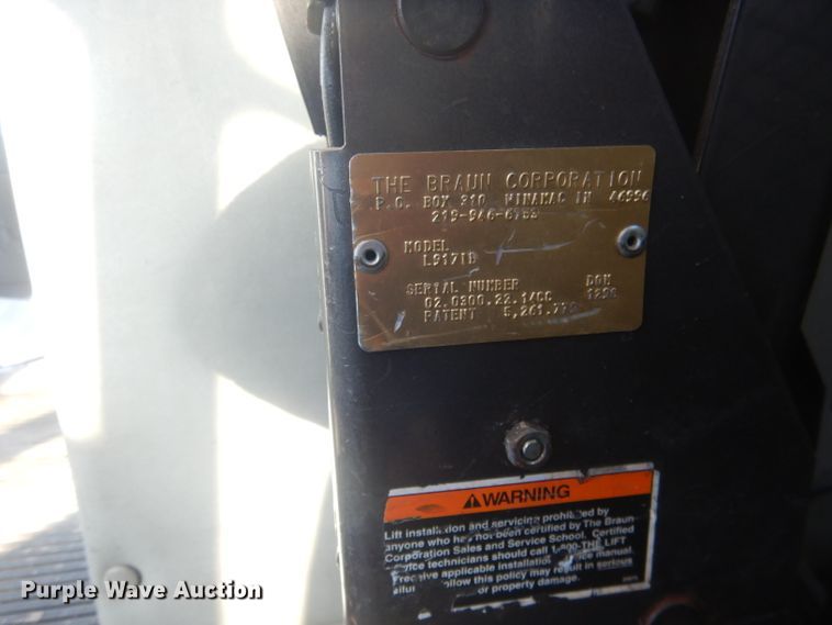 image for item DG5889 1999 Ford Econoline E450 shuttle bus