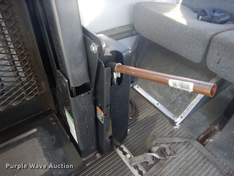 image for item DG5889 1999 Ford Econoline E450 shuttle bus