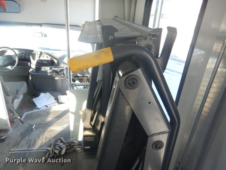 image for item DG5889 1999 Ford Econoline E450 shuttle bus