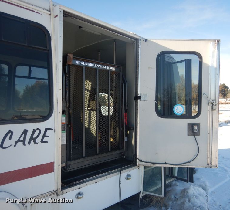 image for item DG5889 1999 Ford Econoline E450 shuttle bus