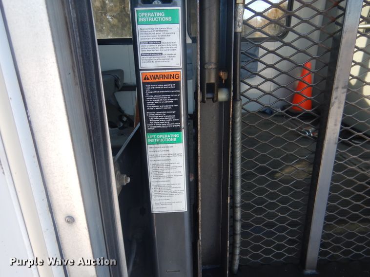 image for item DG5889 1999 Ford Econoline E450 shuttle bus