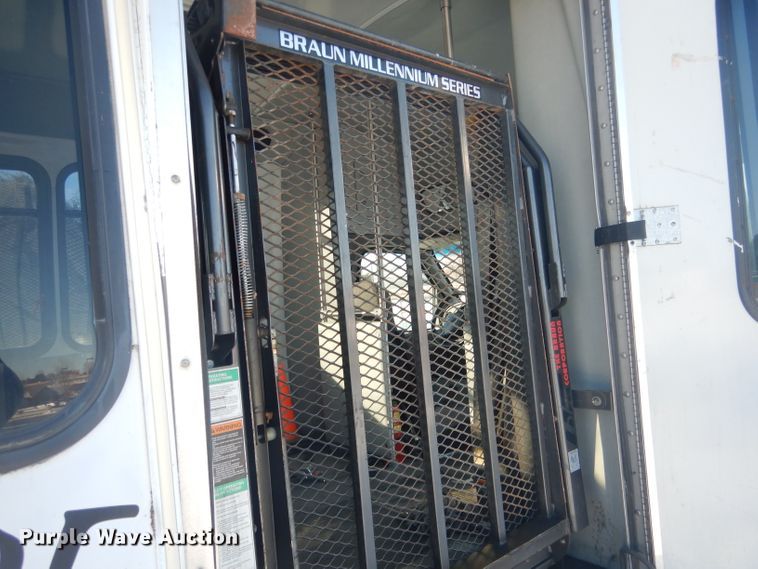 image for item DG5889 1999 Ford Econoline E450 shuttle bus