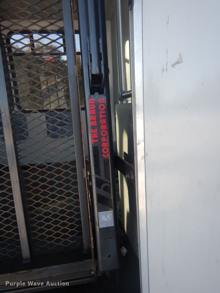 image for item DG5889 1999 Ford Econoline E450 shuttle bus