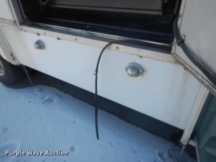 image for item DG5889 1999 Ford Econoline E450 shuttle bus