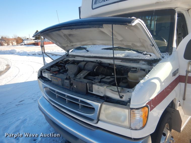 image for item DG5889 1999 Ford Econoline E450 shuttle bus
