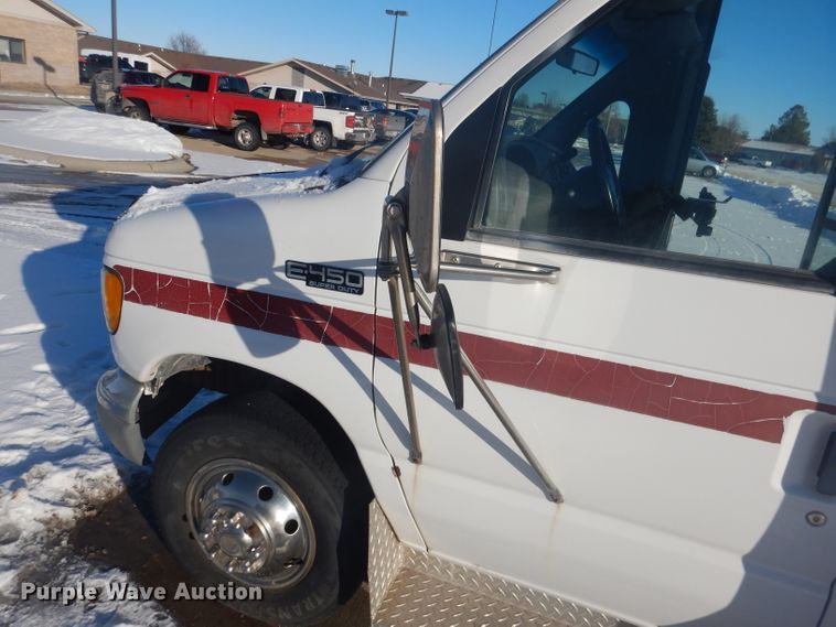 image for item DG5889 1999 Ford Econoline E450 shuttle bus