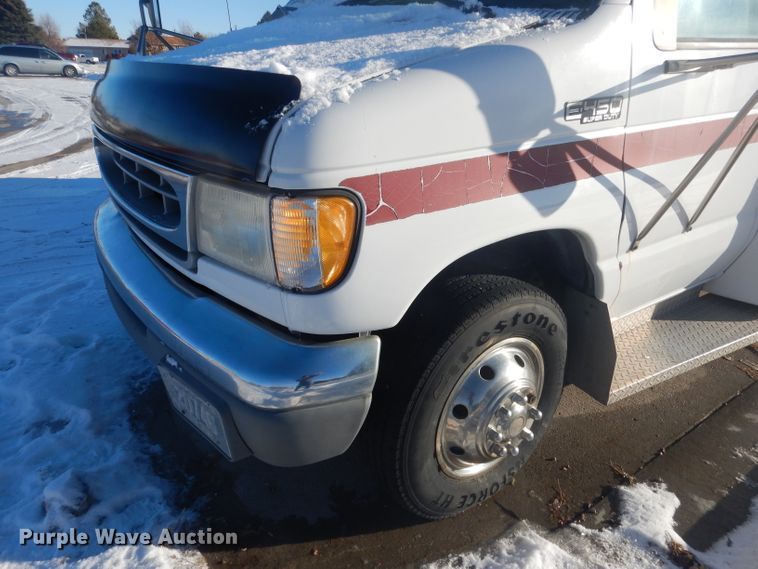 image for item DG5889 1999 Ford Econoline E450 shuttle bus