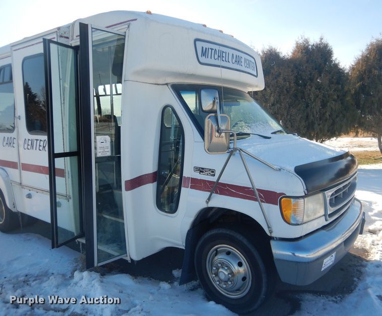 image for item DG5889 1999 Ford Econoline E450 shuttle bus