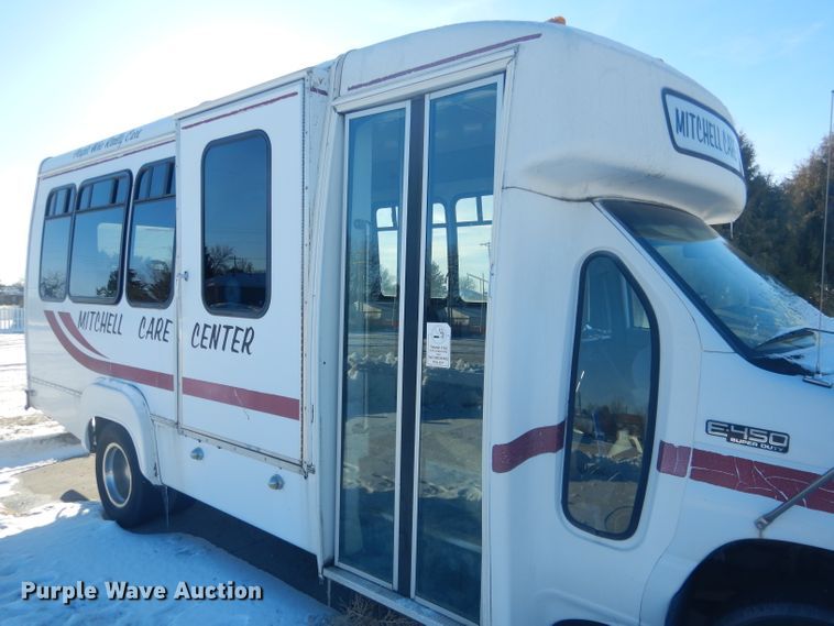 image for item DG5889 1999 Ford Econoline E450 shuttle bus
